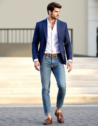 С чем носить бело-пурпурную рубашку мужчине