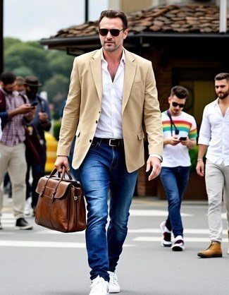 С чем носить бело-пурпурную рубашку мужчине