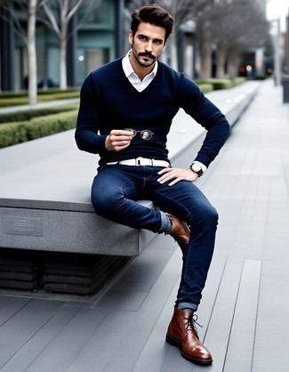 С чем носить бело-пурпурную рубашку мужчине