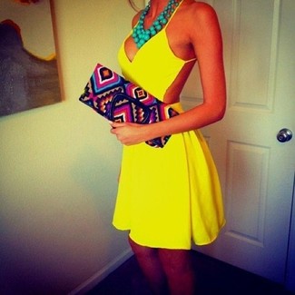 С чем носить бело-красно-синюю сумку женщине