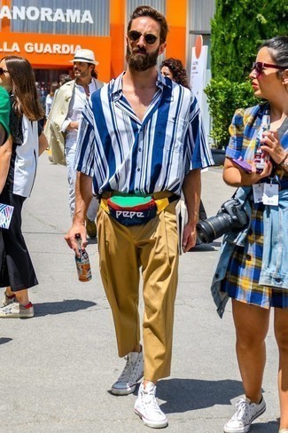 С чем носить бело-красно-синюю сумку мужчине