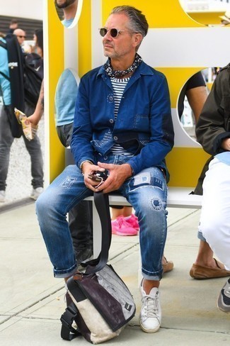 С чем носить бело-красно-синюю сумку мужчине