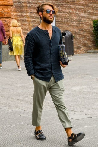 С чем носить бело-красно-синюю сумку мужчине