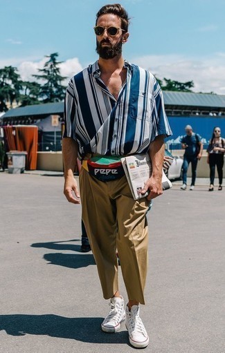 С чем носить бело-красно-синюю сумку мужчине