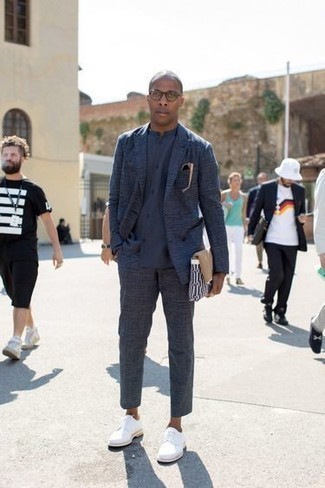 С чем носить бело-красно-синюю сумку мужчине