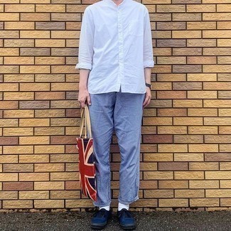 С чем носить бело-красно-синюю сумку мужчине