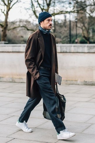 С чем носить бело-красно-синюю сумку мужчине