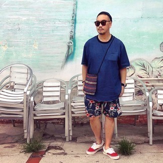 С чем носить бело-красно-синюю сумку мужчине