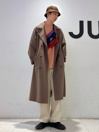 С чем носить бело-красно-синюю сумку мужчине