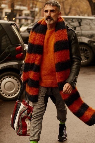 С чем носить бело-красно-синюю сумку мужчине