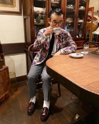 С чем носить бело-красно-синий пиджак мужчине