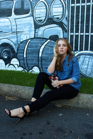 С чем носить бело-красно-синий клатч