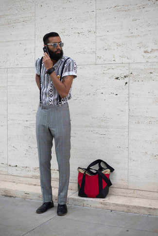 С чем носить бело-красно-синюю дорожную сумку мужчине