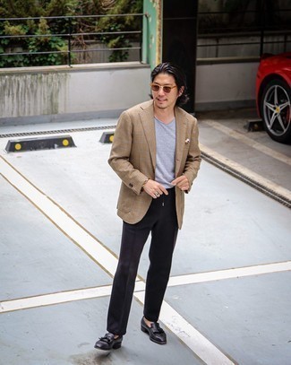 С чем носить бело-красно-синий нагрудный платок