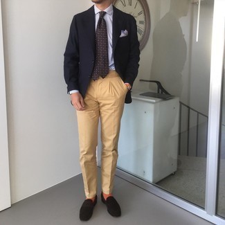 С чем носить бело-красно-синий нагрудный платок