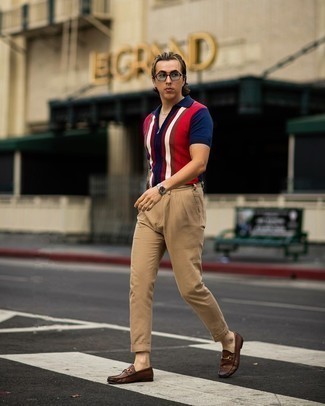 С чем носить бело-красно-синюю футболку-поло мужчине