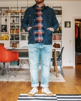 С чем носить бело-красно-синюю рубашку мужчине