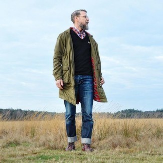 С чем носить бело-красно-синюю рубашку мужчине