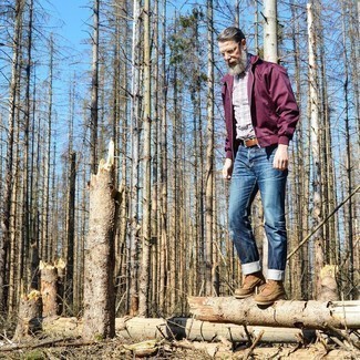 С чем носить бело-красно-синюю рубашку мужчине