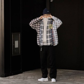 С чем носить бело-красно-синюю рубашку мужчине