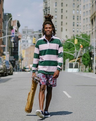 С чем носить бело-красно-синие шорты мужчине