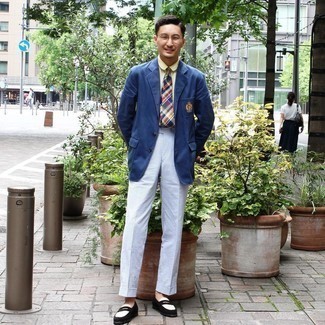 С чем носить бело-красно-синий галстук мужчине