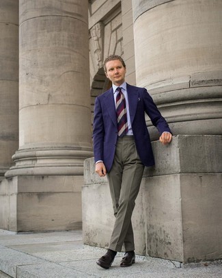 С чем носить бело-красно-синий галстук мужчине