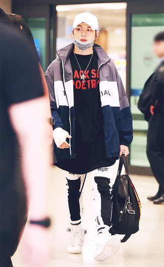 С чем носить бело-красно-синюю ветровку мужчине