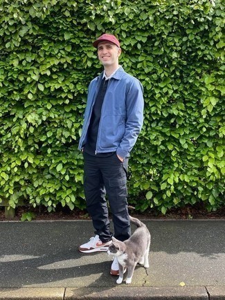 Какие брюки карго носить с бело-красными кроссовками