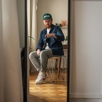 С чем носить бело-красные кроссовки мужчине