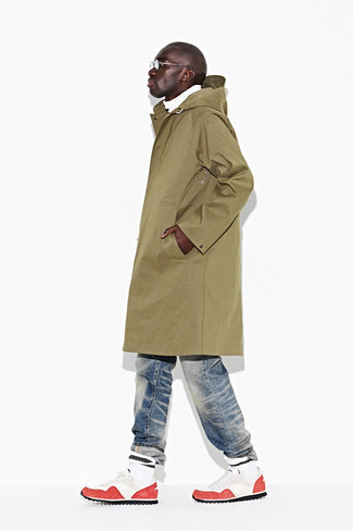 Какие дождевики носить с бело-красными кроссовками мужчине