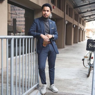 Какие костюмы носить с бело-красными кроссовками