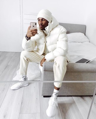 Какие водолазки носить с бело-красными кроссовками мужчине