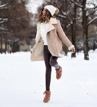 С чем носить бело-красную шапку женщине