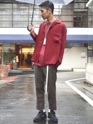 С чем носить бело-красный ремень мужчине