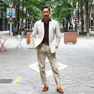 Какие брюки чинос носить с бело-красным пиджаком