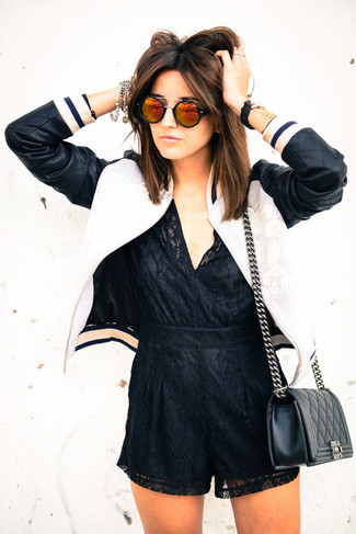 С чем носить бело-красный бомбер женщине