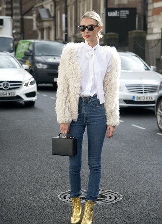 Какие джинсы носить с бело-красной блузой на пуговицах