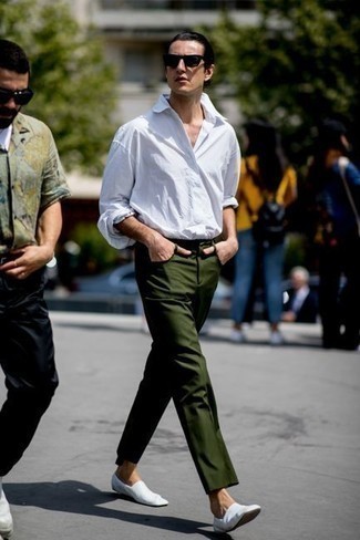 С чем носить бело-красные лоферы из плотной ткани мужчине