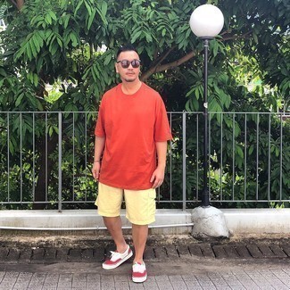 С чем носить бело-красные низкие кеды из плотной ткани мужчине