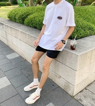 С чем носить бело-красные низкие кеды из плотной ткани мужчине