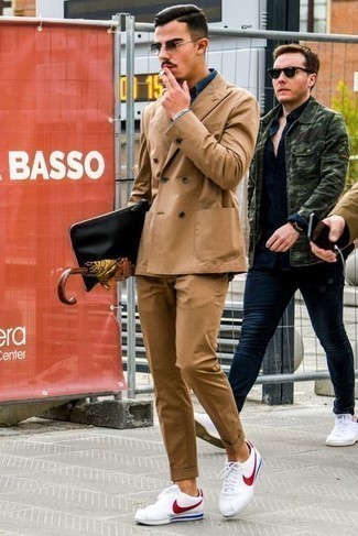 С чем носить бело-красные низкие кеды из плотной ткани мужчине