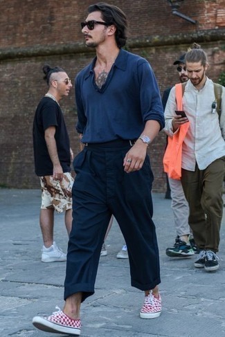 С чем носить бело-красные низкие кеды из плотной ткани в клетку мужчине