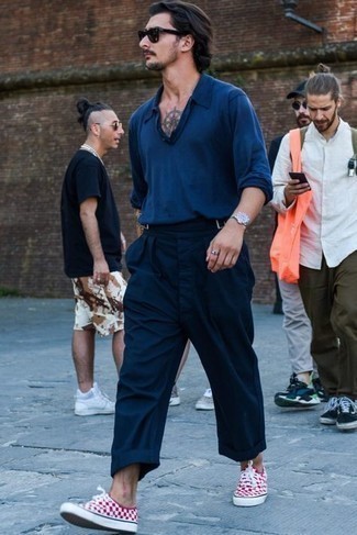 С чем носить бело-красные низкие кеды из плотной ткани в клетку мужчине