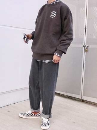 С чем носить бело-красные низкие кеды в клетку мужчине