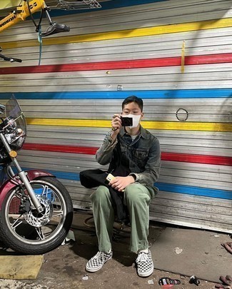 С чем носить бело-красные низкие кеды в клетку мужчине