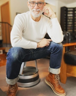 Какие джинсы носить с бело-красным свитером с круглым вырезом мужчине