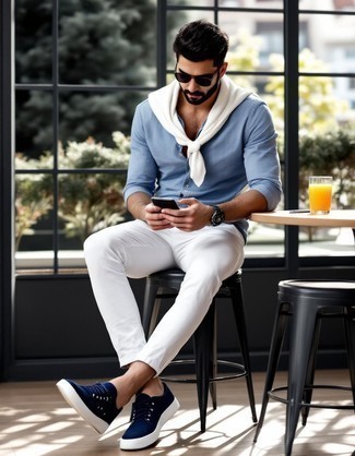 С чем носить бело-красный свитер с круглым вырезом мужчине