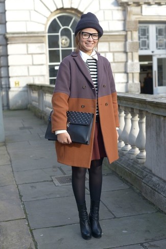 С чем носить бело-красный свитер с круглым вырезом женщине