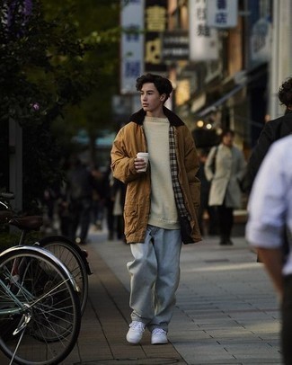 С чем носить бело-красный свитер с круглым вырезом мужчине